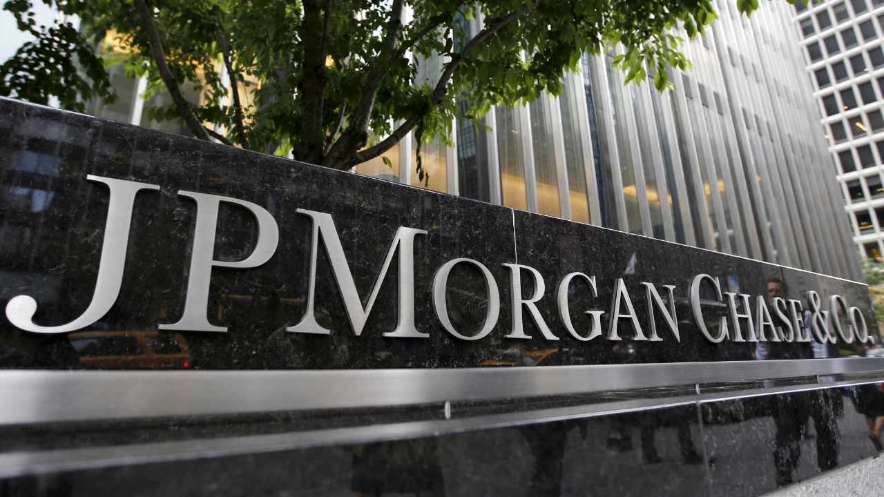 Eine neue Umfrage von JPMorgan Chase zeigt, dass 72 % der institutionellen Händler „keine Pläne haben, mit Krypto zu handeln“, während 14 % planen, innerhalb von fünf Jahren mit Kryptowährungen zu handeln. Institutionelle Händler erwarten auch, dass das „Rezessionsrisiko“ im Jahr 2023 die größten Auswirkungen auf die Märkte haben wird. Institutionelle Händlerumfrage von JPMorgan Die globale Investmentbank JPMorgan Chase hat am Donnerstag die Ergebnisse ihrer jährlichen Umfrage „e-Trading Edit“ veröffentlicht. Die im Januar durchgeführte Umfrage bietet „Einblicke in Prognosen für das kommende Jahr“, sagte die Bank und fügte hinzu, dass 835 institutionelle Händler an 60 Standorten weltweit an der Umfrage …