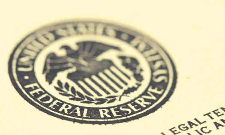 Amerikas 3 Bundesbankaufsichtsbehörden hatten am Donnerstag eine klarstellende Botschaft für Bankenorganisationen: Die Bedienung der Kryptoindustrie ist weder illegal noch wird davon abgeraten. Allerdings nannten die Institutionen – darunter die Federal Reserve, die Federal Deposit Insurance Corporation (FDIC) und das Office of the Comptroller of the Currency (OCC) – verschiedene Risiken, die bei der Interaktion mit dem Kryptosektor zu beachten sind, und welche Risikomanagementpraktiken im Ergebnis zu folgen. Krypto ist riskant, aber immer noch erlaubt Der Stellungnahme begann damit, Banken daran zu erinnern, bestehende Risikomanagementprinzipien im Umgang mit Kryptofirmen anzuwenden – schuf aber keine neuen zu befolgenden Prinzipien. „Bankorganisationen ist es …