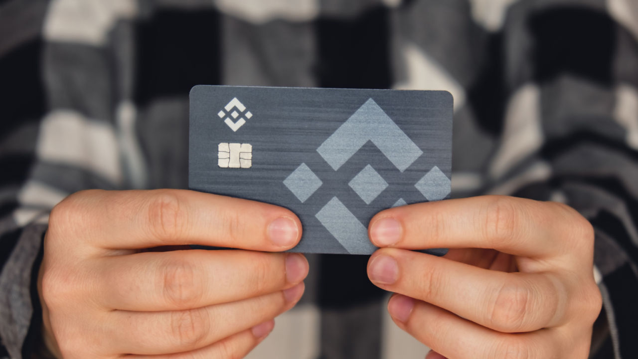 Die führende Krypto-Börse Binance und der Kreditkartenriese Mastercard haben sich zusammengetan, um im Rahmen der Expansionspläne von Binance in Latam eine Prepaid-Krypto-Linked-Karte in Brasilien auf den Markt zu bringen. Die Binance-Karte bietet 8 % Cashback für berechtigte Einkäufe und unterstützt die sofortige Konvertierung von 13 Kryptowährungen, um Zahlungen an lokale Händler zu leisten. Brasilien erhält Prepaid-Karte von Binance Binance, eine nach gehandeltem Volumen führende Kryptowährungsbörse, angekündigt am 30. Januar die Einführung seiner Binance-Karte in Brasilien, ein Produkt, das es Krypto-Benutzern ermöglichen wird, Zahlungen in Krypto an alte Händler zu leisten. Die Karte, die von Mastercard unterstützt wird, wird es registrierten &hellip;