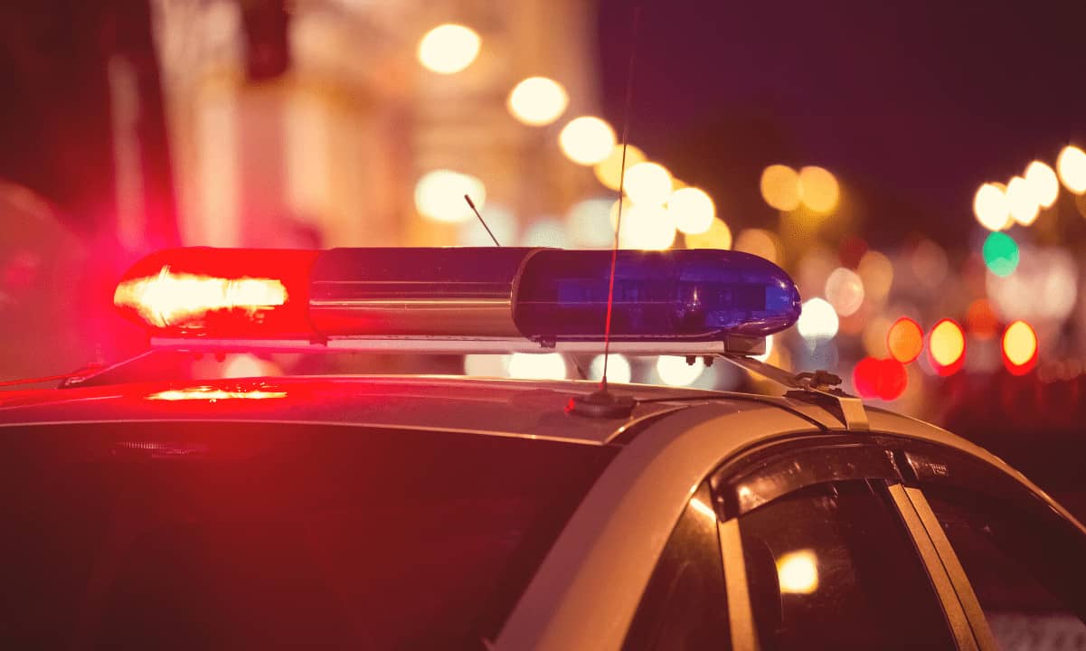 Berichten zufolge hat die chinesische Polizei einige Mitarbeiter von Trust Reserve, dem Unternehmen hinter dem von Yuan unterstützten CNHC-Stablecoin, festgenommen und inhaftiert. Laut einem Bericht der lokalen Medien PANews wurde das Kernteam der Trust Reserve am Mittag des 29. Mai festgenommen und ihre Familienangehörigen wurden benachrichtigt. Polizei verhaftet CNHC-Ausstellungsteam Vertreter von PANews besuchten das Büro des Unternehmens in Pudong, Shanghai, und fanden einen freien Arbeitsplatz mit einem Siegel an der Tür, auf dem stand: „Gerichtliche Beschlagnahme, strikt kein Vandalismus“. Die Mitteilung wurde am 29. Mai unterzeichnet. Während der Grund für die Festnahme unklar bleibt, sagten mit der Angelegenheit vertraute Personen …