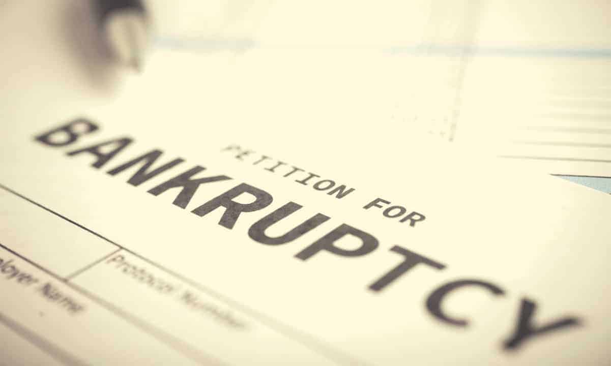 Das jüngste Unternehmen in Verbindung mit dem in Ungnade gefallenen FTX-Gründer, das Insolvenz anmeldet, ist die Holdinggesellschaft, die ihm und Gary Wang gehört – Emergent Fidelity Technologies. Es hat seinen Hauptsitz in Antigua und Barbuda und hatte Berichten zufolge nur 20 Millionen Dollar in bar und keine anderen Vermögenswerte. Die Anträge für Kapitel 11 wurden am späten Freitag beim US-Konkursgericht für den Bezirk Delaware eingereicht. Laut Bloomberg verfügte das von Sam Bankman-Fried und Gary Wang mitbegründete Unternehmen über 20,7 Millionen US-Dollar in bar, aber keine anderen Vermögenswerte. Ersterer hatte einen Anteil von 90 % an der Firma, letzterer die restlichen …