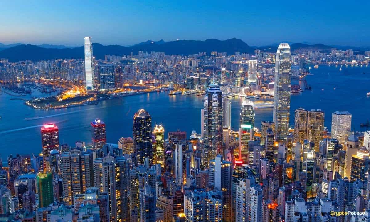 In einem wegweisenden Urteil erklärte der Oberste Gerichtshof von Hongkong Krypto als treuhänderisch verwahrbares Eigentum. Dies ist das erste Mal, dass eine solche Entscheidung bezüglich der Anlageklasse im Stadtstaat getroffen wurde. Das Urteil, das zur Liquidation eines Falls im Zusammenhang mit der inzwischen aufgelösten Krypto-Börse Gatecoin ergangen ist, stellt Krypto im Wesentlichen auf eine Stufe mit anderen immateriellen Vermögenswerten wie Aktien und Anleihen. Kryptowährungen stellen Eigentum dar Das Urteil wurde Anfang dieser Woche von der in London ansässigen Anwaltskanzlei Hogan Lovells bekannt gegeben. In dem Bericht heißt es, dass Richterin Linda Chan, die den Gatecoin-Fall leitete, feststellte, dass Krypto „von …