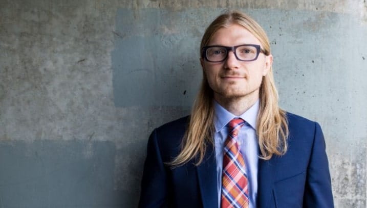 Jesse Powell verprügelt Wachhunde wegen angeblicher Regulierungsstrategien