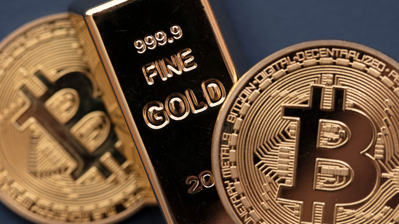 Gareth Soloway, Präsident und Chefmarktstratege bei inthemoneystocks.com, prognostiziert, dass Gold im Jahr 2023 Kryptowährungen und Aktien übertreffen wird. In einem am Donnerstag veröffentlichten Interview betonte Soloway seine Überzeugung, dass „Gold in diesem Jahr der beste Performer sein wird“, und erklärte, Die US-Notenbank wird die Zinsen nicht senken, bis eine „massiv böse Rezession“ eintritt. Gold wird 2023 größere Vermögenswerte übertreffen: Die Marktprognose des Strategen Gareth Soloway Viele Analysten, Marktstrategen und Ökonomen machen Vorhersagen über die Preise und Leistungen von Vermögenswerten im Jahr 2023. Einige sagen voraus, dass sich Gold und Kryptowährungen gut entwickeln werden, während andere weniger günstige Ergebnisse erwarten. Am &hellip;