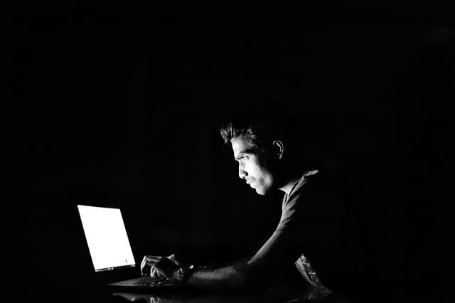 Hacker, die es Anfang dieses Monats auf Atomic Wallet abgesehen haben, waschen große Mengen gestohlener XRP über zentralisierte Börsen, wie On-Chain-Daten zeigen. Entsprechend xrpforensics Auf Twitter begannen die Hacker am Montag mit der „schweren Geldwäsche“ und schufen neue Blockchain-Adressen, um von Krypto-Börsen eingerichtete Sperrlisten zu umgehen. „Wir beobachten die Börsen und arbeiten eng mit ihnen zusammen, um so viel wie möglich zu ergattern“, sagte das Team. Mindestens 280.000 XRP wurden an Binance gesendet, und über 200.000 zusätzliche Einheiten wurden an KuCoin, WhiteBit, OKEx und Huobi Global gesendet. Das forensische Team vermutet außerdem, dass einige Gelder über MEXC fließen. Am Mittwoch …