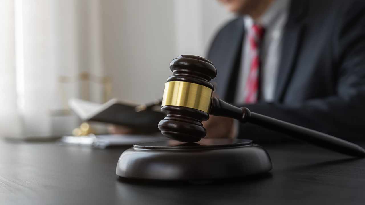 Ein US-Bezirksrichter hat eine von Kunden der Krypto-Börse eingereichte Klage gegen Coinbase und deren CEO Brian Armstrong abgewiesen. In der Klage wird behauptet, dass Coinbase 79 Krypto-Token verkauft hat, bei denen es sich um nicht registrierte Wertpapiere handelt. Kundenklage gegen Coinbase abgewiesen Eine vorgeschlagene Sammelklage Klage Die in Manhattan von Kunden der Kryptowährungsbörse Coinbase (Nasdaq: COIN) eingereichte Klage wurde am Mittwoch vom US-Bezirksrichter Paul Engelmayer mit Vorurteilen abgewiesen, was bedeutet, dass sie nicht erneut vorgebracht werden können, berichtete Reuters. Die Klage wurde im März letzten Jahres gegen Coinbase Global Inc., Coinbase Inc. und CEO Brian Armstrong eingereicht. Die Kläger warfen …