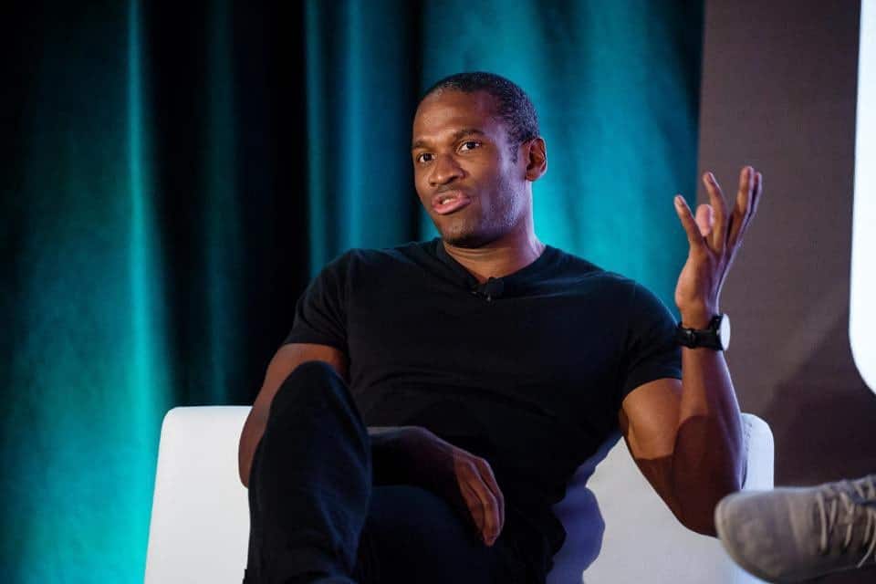 Wird die Federal Reserve nächsten Monat aufhören, die Zinsen anzuheben? Für Bitcoin-Investoren ist die Antwort möglicherweise nicht wirklich wichtig. Laut BitMEX-Mitbegründer Arthur Hayes werden der Preis und die Inflation von Bitcoin genau aufgrund der restriktiven Zentralbankpolitik gleichzeitig steigen – im Gegensatz zu dem, was die moderne Geldtheorie vermuten lässt. Wie steigende Zinsen die Inflation erhöhen An einem Donnerstag Blogeintrag Mit dem Titel „Geduld ist schön“ erläuterte Hayes, warum die ständig steigende Schuldenquote der Wirtschaft dazu führen wird, dass traditionelle wirtschaftliche „Gesetze“ „zusammenbrechen“. Dazu gehört die Vorstellung, dass steigende Zinsen dazu führen, dass die Geldmenge und die Inflation sinken. Er schreibt: …