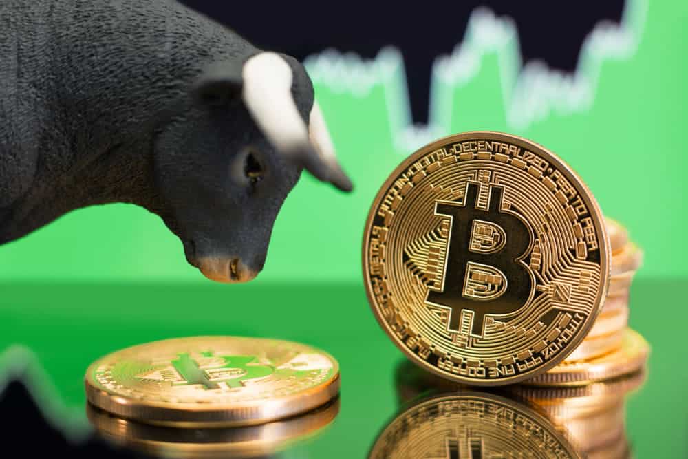 Während Bitcoin auf ein 9-Monats-Hoch von über 28.000 $ zurückkehrt, zeigt eine wachsende Zahl von Anzeichen auf der Kette, dass der Vermögenswert möglicherweise in einen frühen Bullenmarkt eintritt. Am Montag sagte das Blockchain-Analyseunternehmen Glassnode, dass der Bitcoin-Markt inmitten der Turbulenzen im traditionellen Bankensystem „scheinbar einen Gangwechsel einlegt“. Schwung zurückgewinnen Nach Angaben der Firma wöchentlicher Reporterreichte die monatliche durchschnittliche Transaktionszahl von Bitcoin diese Woche 309,5.000/Tag – den höchsten Stand, seit Bitcoin im April 2021 auf 64.000 $ gestiegen ist. An weniger als 12,2 % aller Tage werden mehr Transaktionen getätigt. Inzwischen sind jeden Tag über 122.000 neue Entitäten (eine beste Schätzung …