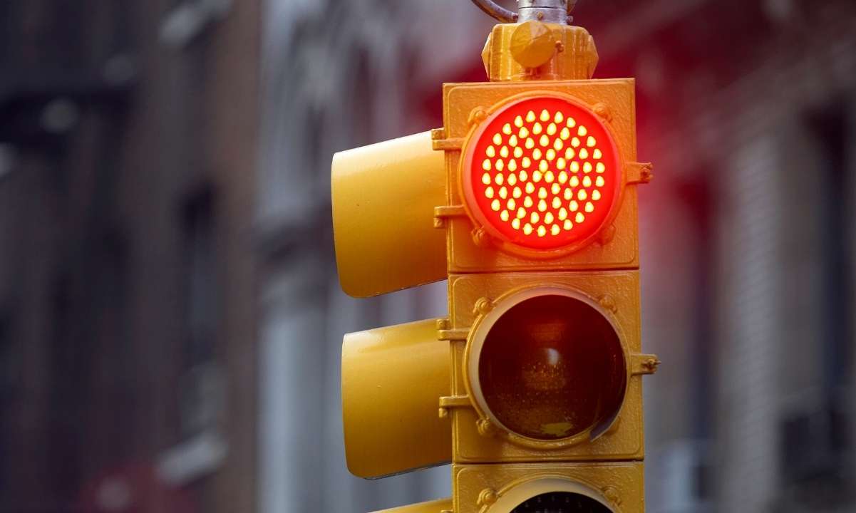 Die in Shanghai ansässige Kryptowährungsbörse Hotbit gab ihre Entscheidung bekannt, ab dem 22. Mai ihren gesamten Betrieb einzustellen. Das Team hinter der Plattform glaubt, dass zentralisierte Börsen „immer umständlicher werden“. Es fügte weiter hinzu, dass es schwierig sei, die hochkomplexen und vernetzten Unternehmen einzuhalten, sei es aus Compliance- oder Dezentralisierungsgründen, und dass es „unwahrscheinlich sei, langfristigen Trends gerecht zu werden“. Die Krypto-Börse erklärte, dass der sukzessive Zusammenbruch großer zentralisierter Institutionen dazu geführt habe, dass die Branche entweder die Regulierung annahm oder sich stärker dezentralisierte. Diese Trendwende in der Kryptoindustrie ist ein wichtiger Faktor, der dazu geführt hat, dass Geschäfte geschlossen …
