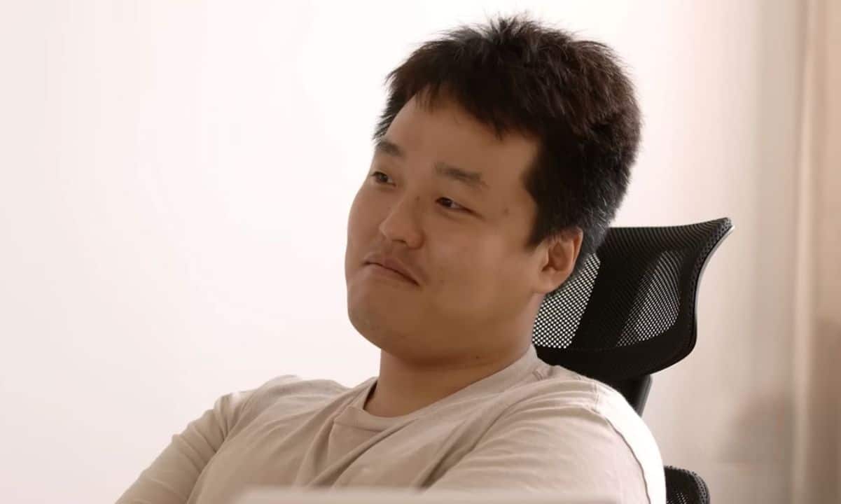 Dan Sunghan – Direktor des Büros für Finanzkriminalität bei der Staatsanwaltschaft des Südbezirks von Seoul – behauptete, dass der ehemalige Krypto-Mogul Do Kwon kurz nach seiner Festnahme in Montenegro fast 30 Millionen US-Dollar an digitalen Währungen in eine unbekannte Geldbörse überwiesen habe. Der 31-jährige Südkoreaner sah sich heftiger Kritik ausgesetzt und wurde beschuldigt, am massiven Zusammenbruch von LUNA/USD im vergangenen Jahr beteiligt gewesen zu sein, der Verluste in Höhe von mehreren Milliarden Anlegern verursachte. Berichten zufolge war er mehrere Monate auf der Flucht, bevor er im März dieses Jahres von den Behörden Montenegros festgenommen wurde. Die Chancen stehen gut, dass …