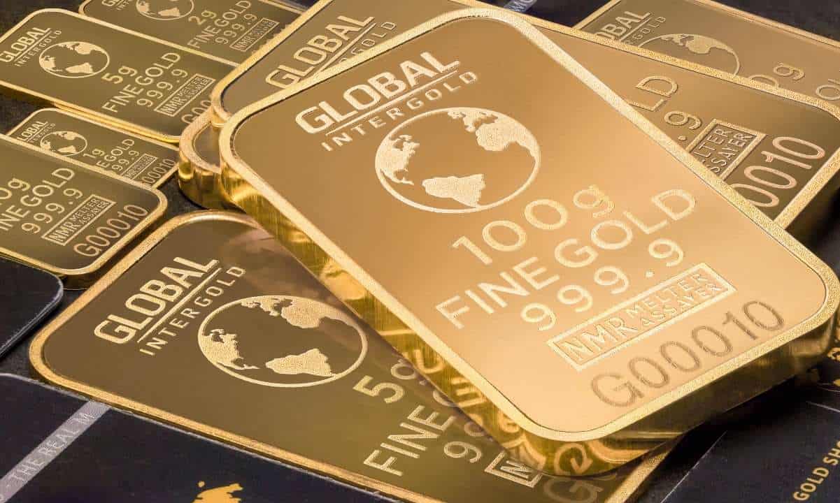 Laut dem Makrostrategen Mike McGlone von Bloomberg Intelligence könnte Gold endlich bereit sein, seinen Widerstand von 2000 $/oz zu durchbrechen und seinen Ruf unter den Krypto-Brüdern, ein „Boomer Rock“ zu sein, im Jahr 2023 erschüttern. Der Analyst glaubt, dass sich die Anleger angesichts der Verschlechterung des makroökonomischen Umfelds wieder auf Gold als sicheren Hafen zurückziehen – neben US-Staatsanleihen und Bitcoin. Golds Rückkehr zur Form In einem gemeinsamen Auszug aus McGlones Bloomberg Terminal-Bericht behauptete der Analyst, dass die globale Bankenkrise und das Phänomen der Deflation der Rohstoffe den seit 2001 erlebten Aufwärtstrend von Gold wiederbeleben könnten. „Die Baby-Boomer haben sich am …