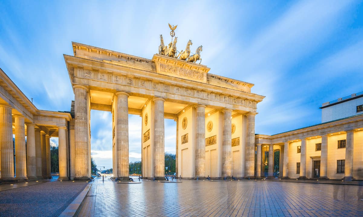 Mehrere Gerichtsbarkeiten auf der ganzen Welt haben ihre Bemühungen zur Regulierung der Branche für digitale Vermögenswerte verstärkt. Auch in Deutschland hat die Finanzaufsicht Leitlinien zur aufsichtsrechtlichen Behandlung von Kryptowährungen herausgegeben, unter anderem zum Zwecke der Bekämpfung von Geldwäsche und Terrorismusfinanzierung. Es war proaktiv beim Erlass von Rechtsvorschriften zu Aspekten wie der Initiale coin Angebote, Security Token Offerings sowie dezentrale Apps (dApps). Während die rechtlichen Grauzonen von NFTs noch reglementiert werden müssen, hat Deutschland erste Schritte unternommen, um auch hier Klarheit zu schaffen. BaFin zu NFTs Die Bundesanstalt für Finanzdienstleistungsaufsicht (BaFin) hat bestätigt, dass nicht fungible Token (NFTs) keine Wertpapiere sein …