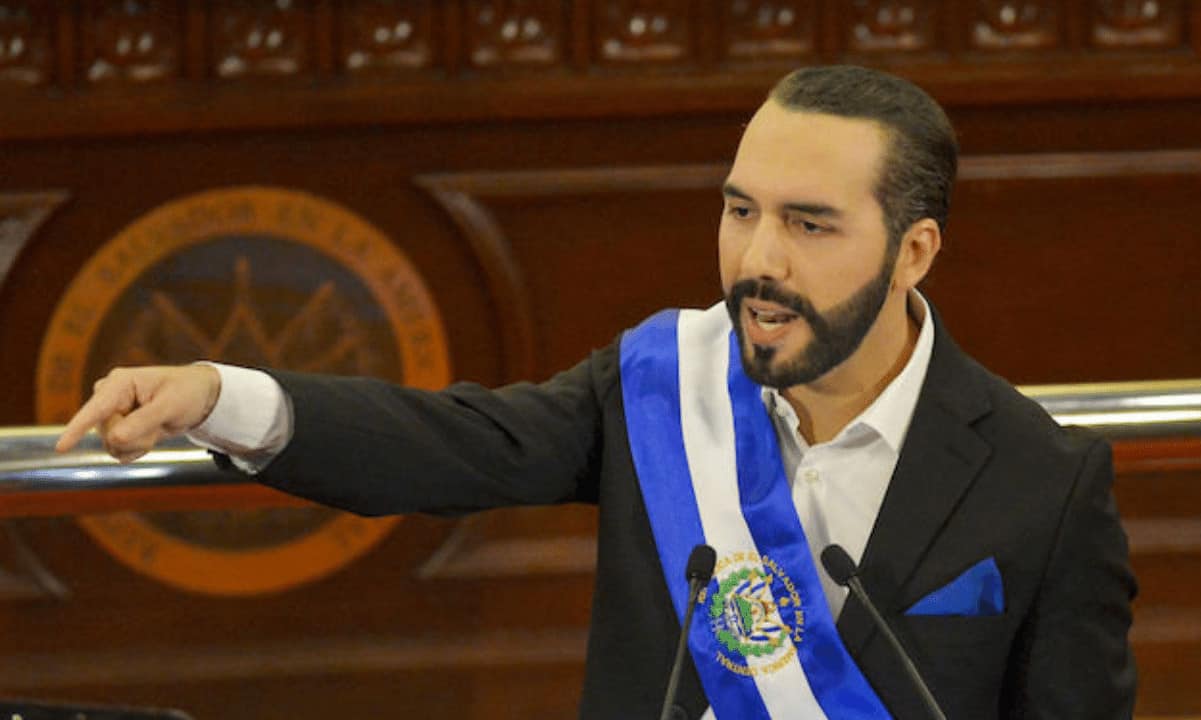 Der Präsident von El Salvador – Nayib Bukele – gab bekannt, dass der Tourismussektor des Landes um 95 % gewachsen ist, seit es Bitcoin als offizielles Zahlungsmittel eingeführt hat. Er kritisierte einige Zentralbanken, einschließlich der Federal Reserve, und behauptete, ihre Politik habe einen großen Teil der Ersparnisse der Menschen ausgewaschen. Daher erwartet Bukele, dass sich viele Personen aus dem Westen auf dezentralisierte Finanzinstrumente konzentrieren werden. „Wir bekommen ein Rebranding“ El Salvadors politischer Führer skizziert in einem kürzlich geführten Interview die wichtigsten Vorteile, die die Einführung von Bitcoin als gesetzliches Zahlungsmittel seiner Nation gebracht hat. Erstens machte es das lateinamerikanische Land &hellip;