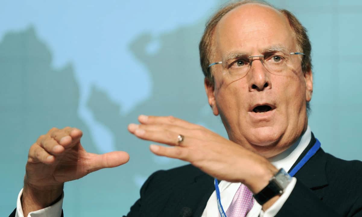 Larry Fink, Chief Executive Officer der weltweit größten Vermögensverwaltungsgesellschaft BlackRock, glaubt, dass die Tokenisierung von Anlageklassen wie Aktien und Anleihen die Effizienz auf den Kapitalmärkten fördern und den Zugang für Investoren verbessern könnte. Der Geschäftsführer notiert in seinem jüngsten jährlichen Brief an Investoren, dass BlackRock derzeit die Digital-Asset-Branche erforscht und dies auch weiterhin tun würde, insbesondere in Bereichen im Zusammenhang mit zugelassenen Blockchains und der Tokenisierung von Aktien und Anleihen. BlackRock erkundet tokenisierte Aktien und Anleihen In dem Brief meinte Fink, dass das Betriebspotenzial im Bereich der digitalen Assets über Bitcoin hinausgehe. Der CEO gab bekannt, dass in der aufstrebenden …