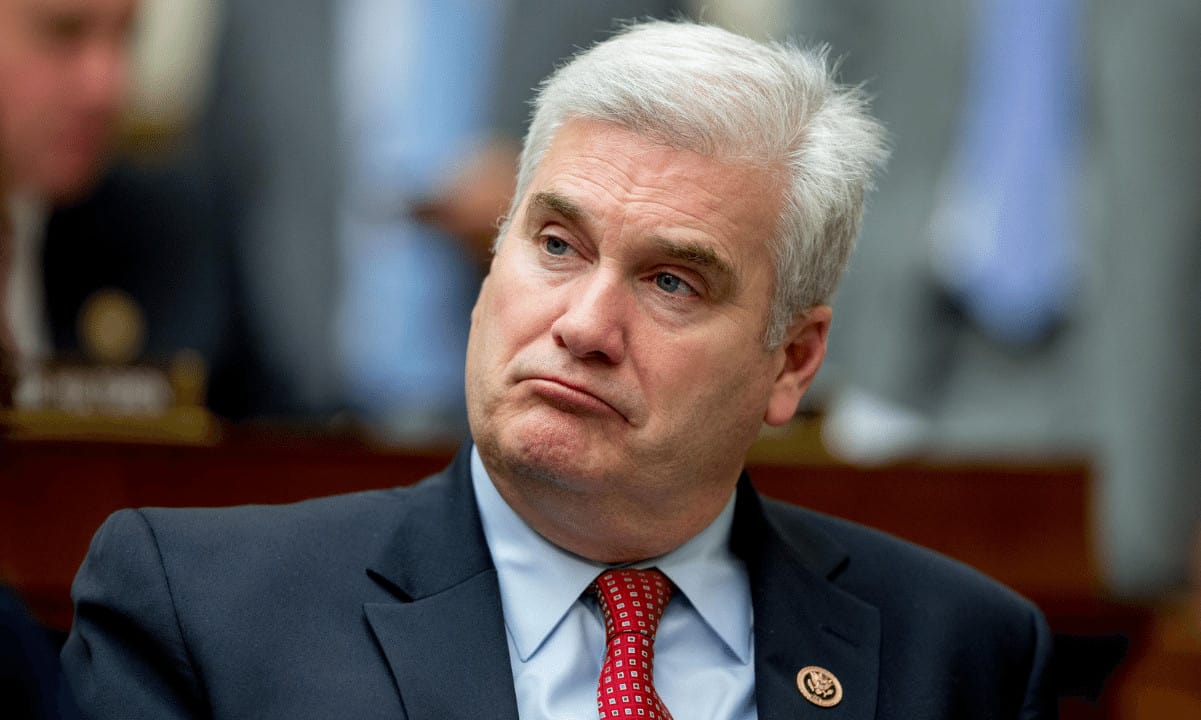 Der republikanische Kongressabgeordnete Tom Emmer hat weitere kryptobezogene Gesetze eingeführt – diesmal, um Blockchain-Entwicklern vor unangemessenen Anforderungen an die Finanzberichterstattung zu helfen. Das neue Gesetz könnte dazu beitragen, die umstrittene Sprache im Infrastrukturgesetz der Biden-Administration Ende 2021 zu korrigieren, das theoretisch einen Teil der Blockchain-Netzwerkteilnehmer als „Makler“ für digitale Vermögenswerte bezeichnen könnte. Clearing the Air on Crypto Reporting Geteilt Twitter Am Donnerstag soll Emmers Gesetzentwurf einen „sicheren Hafen“ für Blockchain-Entwickler und Blockchain-Dienstleister bieten, die die privaten Schlüssel für den Zugriff auf die Vermögenswerte der Benutzer nicht direkt kontrollieren. Der Blockchain Regulatory Certainty Act besagt, dass solche Parteien nicht als Geldübermittler …