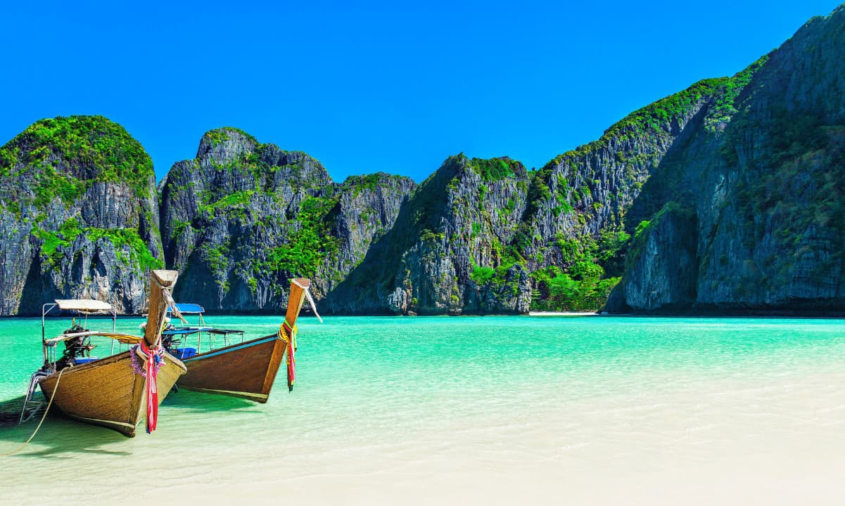 Thailands wichtigste Oppositionspartei verspricht innerhalb weniger Monate nach ihrer Machtübernahme einen Luftabwurf von etwa 500 Milliarden Baht (etwa 15 Milliarden US-Dollar) in bar. Der Parteifunktionär sagte, dass der Schritt voraussichtlich dazu beitragen werde, die angeschlagene Wirtschaft des Landes zu erholen und diejenigen zu entlasten, die gegen „halstiefe Schulden“ kämpfen. Laut einem Bloomberg-Bericht plant eine von Pheu Thai geführte Regierung, jeweils 10.000 Baht an etwa 55 Millionen Bürger ab 16 Jahren zu verteilen, wenn sie die für Mai angesetzten Parlamentswahlen gewinnt. Prommin Lertsuridej, der mit der Leitung des wirtschaftspolitischen Ausschusses der Partei beauftragt ist, gab bekannt, dass die Mittel mit Hilfe …