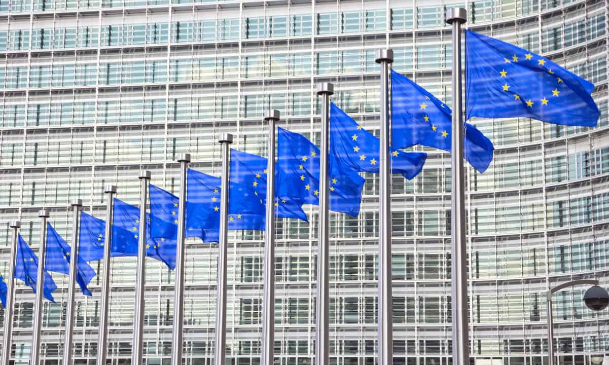 Der Rat für Wirtschaft und Finanzen der Europäischen Union hat sich in einem Abstimmungsprozess am 16. Mai 2023 einstimmig für die Regulierung der Märkte für Krypto-Assets (MiCA) ausgesprochen. Die Finanzminister der 27 Mitgliedsstaaten stimmten dem MiCA-Gesetz zu, einschließlich Änderungen mehrerer Regeln im Zusammenhang mit der neuen Kryptogesetzgebung. EU-Rat stimmt MiCA-Gesetz zu Die Zustimmung des EU-Rates erfolgt weniger als einen Monat, nachdem das Parlament der Europäischen Union den MiCA-Gesetzentwurf angenommen hat. Am 20. April stimmten die EU-Gesetzgeber mit 517 zu 38 Stimmen für die neue Krypto-Lizenzierungsrichtlinie. Die neue Gesetzgebung, die umfassende Regulierungsrichtlinien für Krypto-Assets und damit verbundene Dienstleistungen in der gesamten …
