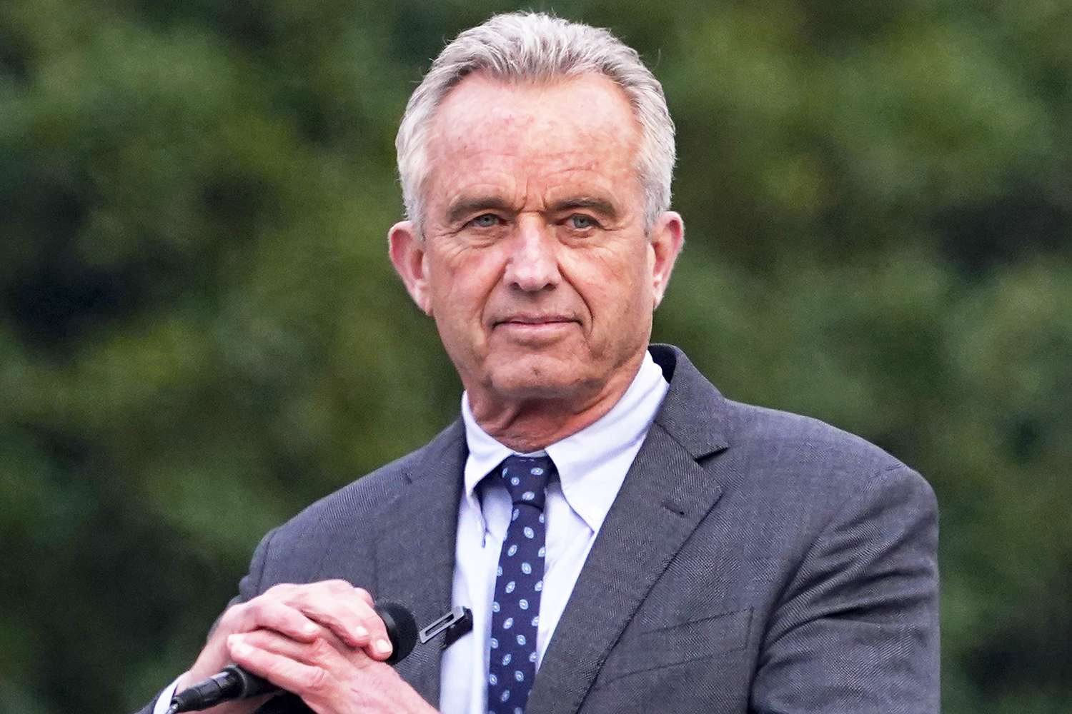 Ein demokratischer Präsidentschaftskandidat geht gegen die wachsende Anti-Krypto-Stimmung innerhalb seiner Partei vor, indem er den „Krieg gegen Krypto“ der Regulierungsbehörden für verschiedene Bankenpleiten verantwortlich macht, die sich im März ereignet haben. Der Umweltanwalt Robert Kennedy Jr. hat sich in den letzten Tagen gegen den generellen Umgang der Biden-Regierung mit der anhaltenden Bankenkrise ausgesprochen und sich gegen den Rettungsansatz der Finanzbehörden ausgesprochen. Der Krieg gegen Krypto In einem twittern Am Dienstag unterstützte Kennedy einen Artikel von Ellen Brown mit dem Titel „How the War on Crypto Triggered a Banking Crisis“. Der Artikel skizzierte, wie Maßnahmen der Federal Deposit Insurance Corporation (FDIC) …
