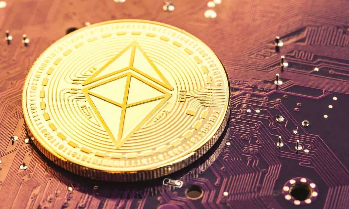 Die Zahl der ETH an Krypto-Börsen nimmt weiter ab und ist nun auf den niedrigsten Stand seit Beginn des öffentlichen Handels vor fast einem Jahrzehnt gesunken. Dies hat jedoch nicht verhindert, dass der Preis der zweitgrößten Kryptowährung weiter auf ein neues 6-Wochen-Tief fällt. KryptoKartoffel berichtete Ende März, dass das an den Börsen gehaltene Ethereum-Angebot auf nur noch 10,31 % zurückgegangen sei. Es scheint, dass Anleger weiterhin ihre ETH-Anteile von Handelsplattformen abgezogen haben, da Santiment mitgeteilt hat, dass der Prozentsatz weiter auf 10,1 % gesunken ist. Die Analyseressource gab an, dass dies der niedrigste Wert seit Beginn des öffentlichen Handels des …
