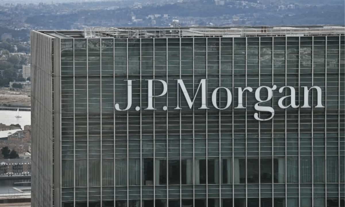 JP Morgan entwickelt einen künstlichen Intelligenzdienst ähnlich wie ChatGPT, der darauf ausgerichtet ist, Benutzern Anlageberatung zu bieten. Der Softwaredienst mit dem Titel „IndexGPT“ wird Cloud-Computing-Software nutzen und KI verwenden, um Wertpapiere basierend auf den Bedürfnissen seiner Kunden zu analysieren und auszuwählen. KI-Investitionen mit JP Morgan Als gemeldet Wie CNBC berichtete, hat JP Morgan diesen Monat die Marke eines Produkts unter dem neuen Namen angemeldet, wie aus einer Einreichung der Bank hervorgeht. Andere Banken wie z.B Goldman Sachs Und Morgan Stanley haben bereits damit begonnen, KI-Technologie für den internen Gebrauch zu testen. Ersteres nutzt Technologien im ChatGPT-Stil, um Entwicklern dabei zu …