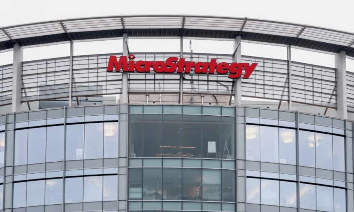 MicroStrategy, eine Enterprise Business Intelligence (BI)-Plattform, die Software, Cloud Computing und andere Dienste für eine Vielzahl von Kunden bereitstellt, ist zufällig auch einer der weltweit größten Bitcoin-Besitzer mit etwa 140.000 Bitcoin in Reserven. Out-Konkurrenz durch HODLing Die Entscheidung, Bitcoin in großen Mengen zu kaufen, traf der damalige CEO Michael Saylor im Jahr 2020 unter Berufung auf Bedenken hinsichtlich der Inflation. Ihm zufolge hat das einfache HODLing von BTC seinem Unternehmen einen Vorteil gegenüber Konkurrenten in der BI-Branche verschafft. „Letztendlich ist es nicht leicht zu erkennen, welche bessere Strategie es geben könnte. Wir haben festgestellt, dass wir durch den einfachen Erwerb …