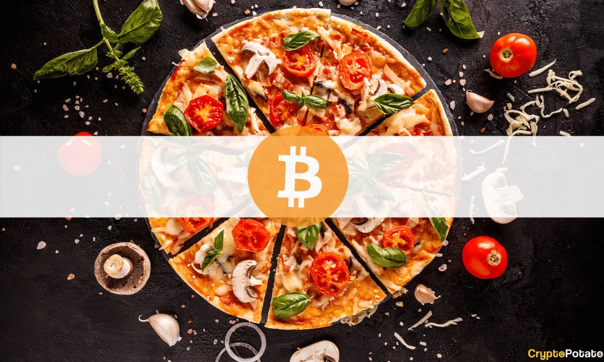 Heute, am 22. Mai, jährt sich der Bitcoin Pizza Day zum 13. Mal, ein historisches Ereignis, bei dem BTC zum ersten Mal öffentlich als Tauschmittel genutzt wurde. Am 22. Mai 2010 hat Laszlo Hanyecz, ein Programmierer und früher Bitcoin-Anwender, seinen Namen für immer in die Geschichte geschrieben, indem er zwei Papa John’s-Pizzen für 10.000 BTC kaufte. Während die Welt den 13. Bitcoin-Pizza-Tag feiert, lassen Sie uns über das astronomische Wachstum nachdenken, das Bitcoin seit diesem schicksalhaften Tag sowohl im Wert als auch als brauchbare Zahlungsmethode für Waren und Dienstleistungen erreicht hat. Bitcoin-Pizza-Tag Obwohl die 10.000 BTC, die Hanyecz für den …