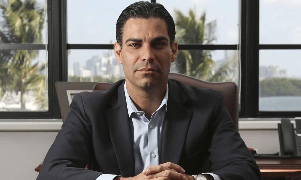 Francis Suarez – der Bürgermeister von Miami – reichte Dokumente ein, um für das Amt des Präsidenten der Vereinigten Staaten zu kandidieren. Er wird ein Kandidat der Republikanischen Partei sein und versuchen, sich gegen bekannte Namen wie Donald Trump und Ron DeSantis durchzusetzen. Suarez ist ein ausgesprochener Befürworter von Bitcoin und seine Regierung hat zahlreiche Initiativen eingeleitet, die sich auf den Vermögenswert konzentrieren. Er war auch der erste US-Politiker, der sein Gehalt in BTC statt in Fiat-Währung erhielt. Der neueste Kandidat ist ein Bitcoin-Fan Mit dem Herannahen der US-Präsidentschaftswahlen im Jahr 2024 beteiligen sich immer mehr Menschen am Rennen um …