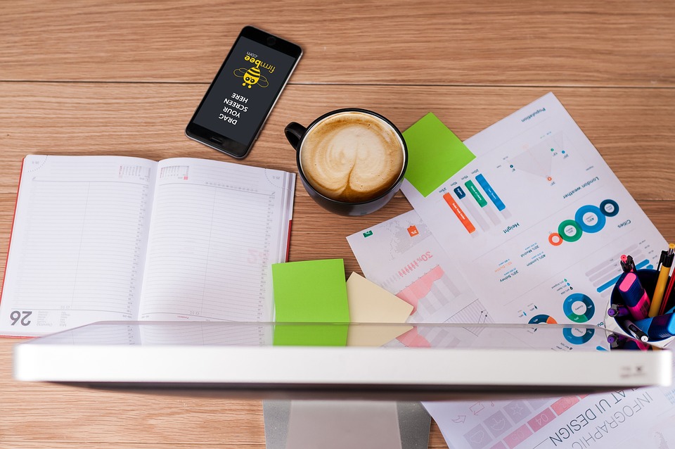 Die Investmentgesellschaft ARK Invest hat einen Teil ihrer Bestände an der Krypto-Börse Coinbase verkauft, da die Aktie auf ein fast einjähriges Hoch gestiegen ist. Am Dienstag verkaufte die Investmentfirma von Cathie Wood 135.152 Coinbase-Aktien im Wert von rund 12 Millionen Dollar aus ihrem ARK Innovation ETF. Dies entspricht 0,14% des Gesamtbestandes des Fonds, wie die von Bloomberg zusammengestellten Daten zeigen. Der Verkauf erfolgte, nachdem die Coinbase-Aktie an diesem Tag um 9,8% gestiegen war. Grund dafür war eine Vereinbarung über die gemeinsame Überwachung mit fünf Bitcoin ETF-Antragstellern. Es ist nicht das erste Mal, dass ARK Invest in diesem Jahr Coinbase-Aktien veräußert …