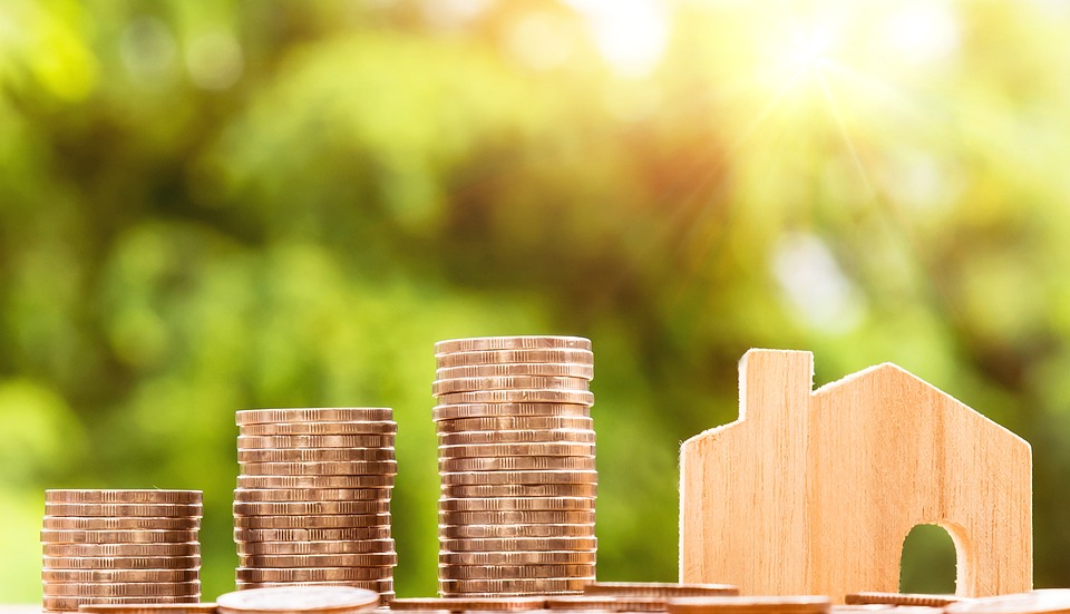 Aave, ein Finanz- und Kreditsystem, hat kürzlich seine eigene Stablecoin namens Gho auf dem Ethereum-Netzwerk vorgestellt. Stablecoins sind eine Art Kryptowährung, die einen stabilen Wert beibehalten soll, um Schwankungen des Marktes zu vermeiden. Im Falle von Gho wird der Wert an den US-Dollar gebunden, und das Aave DAO-Protokoll kontrolliert sowohl die Quellen als auch die Nachfrage des Stablecoins. Benutzer können Gho prägen, indem sie Sicherheiten auf dem System hinterlegen. Dabei erhalten sie auch Zinsen auf ihre hinterlegten Ressourcen. Der Stablecoin hat bereits das Goerli-Testnetz erfolgreich durchlaufen, ohne auf Probleme zu stoßen. Aave hat kürzlich den Vorschlag zur Freigabe von Gho …