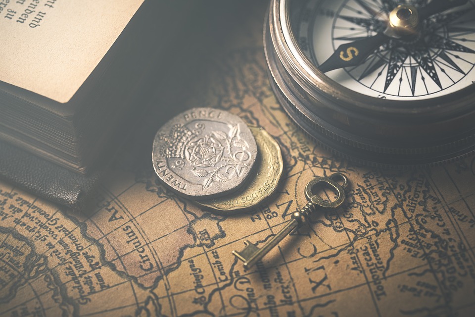 Der Binance Coin (BNB) kann sich trotz der jüngsten Hiobsbotschaften um den Abgang mehrerer Führungskräfte der Krypto-Börse Binance vorerst stabilisieren. Der aktuelle BNB-Kurs liegt bei 246 US-Dollar, was einem Anstieg von rund sechs Prozentpunkten im Vergleich zum Wochenbeginn entspricht. Ein Grund für den Anstieg könnte in der Ankündigung des neuen Token-Sales auf dem Binance Launchpad liegen. Das Kryptoanalyse-Unternehmen Arkham Research wird am 17. Juli exklusiv seinen ARKM-Token auf Binance launchen. Interessierte Anleger können seit Kurzem ihre BNB-Coins für den Arkham Launchpad Verkauf sperren lassen. Dieses Verfahren führte in der Vergangenheit oft zu einer gestiegenen Nachfrage nach BNB-Token. Ob die aktuelle …