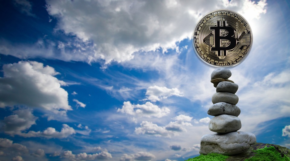 Der Bitcoin Kurs hat seit Jahresbeginn fast die Hälfte seines Wertes zugelegt. Trotzdem kämpft Bitcoin seit fast vier Monaten mit dem Widerstand bei rund 31.000 USD. Sollte dieser Widerstand gebrochen werden, könnte der Kurs weiter auf das nächste Fib Niveau bei rund 36.000 USD steigen. Ein Bruch der Goldenen Ratio bei rund 50.000 USD würde sogar einen neuen Bullenmarkt für Bitcoin bedeuten. Zusätzlich zeigen die MACD-Linien im Monatschart einen bullischen Trend und das Histogramm des MACDs bestärkt diesen Trend. Der Aufwärtstrend von Bitcoin im Jahr 2023 ist somit eindeutig. Im Wochenchart bestätigt das Golden Crossover der EMAs den mittelfristigen Bullentrend. …