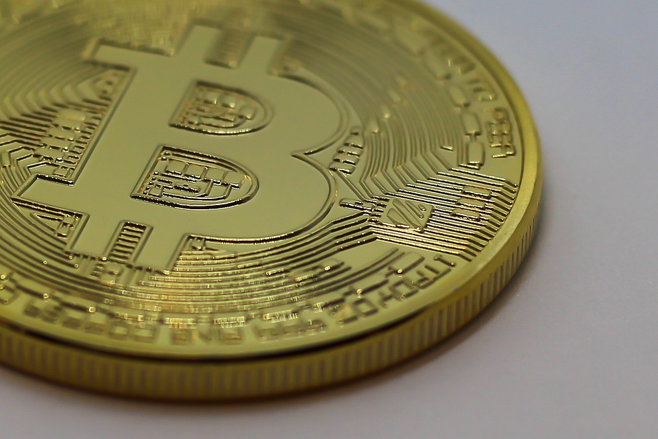 Kapitulationssignal der Hash Ribbons aufgeblitzt – Warnung für Bitcoin-Miner Der renommierte Investmentfondsgründer Charles Edwards hat kürzlich vor einem alarmierenden Trend gewarnt. Laut Edwards hat das Kapitulationssignal der Hash Ribbons aufgeblitzt, was in der Vergangenheit oft mit schwierigen Zeiten für Bitcoin-Miner einherging. Im Jahr 2023 erlebte Bitcoin einen bemerkenswerten Anstieg der Hash-Rate um 50 %. Jedoch flachte dieser plötzlich ab und führte zur Erscheinung des Kapitulationssignals der Hash Ribbons. Edwards betont, dass dieses Signal weder ein klares Verkaufs- noch ein Kaufsignal ist. Dennoch sollten Anleger vorsichtig mit ihrem Risikomanagement umgehen, bis eine erneute Preisrallye einsetzt. Diese Einschätzung wird auch von Marktanlayst …