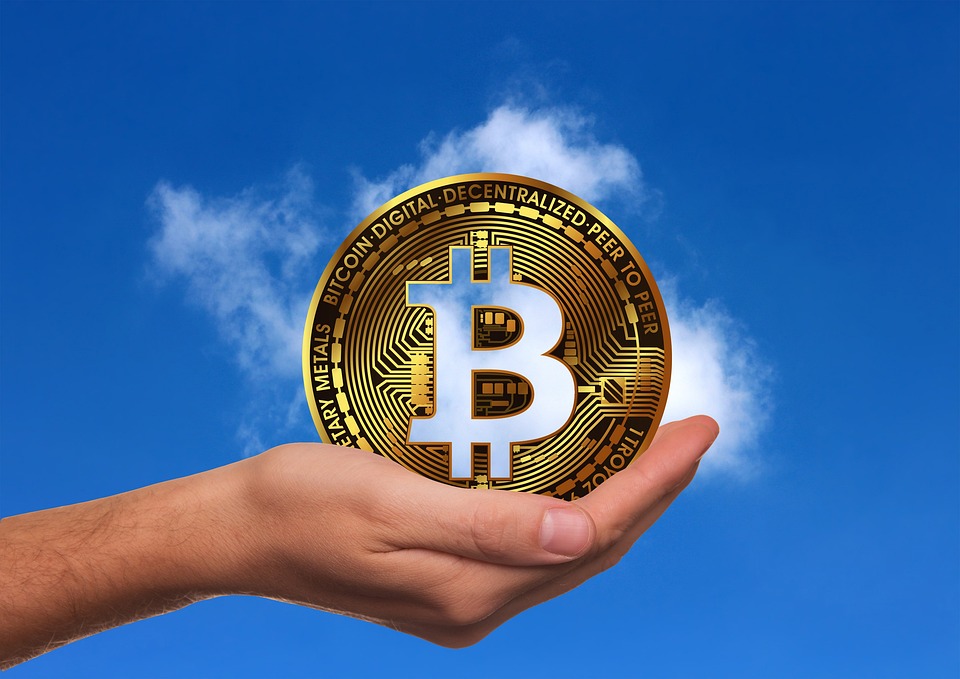 Der Bitcoin-Preis ist in den letzten Tagen gestiegen und hat wahrscheinlich von seiner anhaltend negativen Korrelation mit dem Dollar profitiert. Ein möglicher Grund für diesen Anstieg sind die geringen BTC-Angebote an den Börsen, die auf den niedrigsten Stand seit fünf Jahren gesunken sind. Traditionell betrachten Marktteilnehmer den Abfluss von Münzen von den Krypto-Börsen als ein bullisches Signal. Dies deutet darauf hin, dass Händler ihre Bitcoins abheben, um sie langfristig zu halten. Interessanterweise zeigen On-Chain-Daten, dass Bitcoin-Investoren im Jahr 2023 monatlich etwa 27.000 BTC angesammelt haben. Dies lässt darauf schließen, dass die meisten Investoren eine Preiserhöhung in den kommenden Monaten erwarten. …