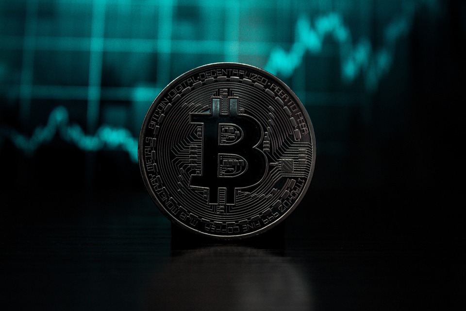 Bitcoin startet oberhalb der 30.000-Dollar-Marke in die neue Woche. Seit einigen Wochen bewegt sich der Bitcoin-Kurs in einer Spanne zwischen 29.800 Dollar und 31.300 Dollar. Zuletzt wurde die Cyberdevise bei 30.282,43 Dollar gehandelt. Der Kurs hat sich in den letzten sieben Tagen kaum verändert. In Bezug auf regulative Entwicklungen hat die US-Börsenaufsicht SEC den Antrag von Bitwise für einen börsengehandelten Bitcoin-Indexfonds (ETF) bestätigt und auch den Antrag von BlackRock angenommen. Damit beginnt das Prüfungsverfahren für den ETF-Antrag von BlackRock. Die SEC prüft außerdem weitere ETF-Anträge anderer Bitcoin-Fonds. Binance, die weltgrößte Kryptobörse, hat in den vergangenen Wochen mehr als 1000 Mitarbeiter …