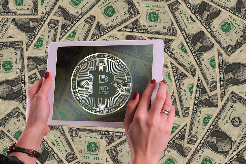 Larry Fink, der Vorstandsvorsitzende von BlackRock, hat kürzlich seine Einstellung zu Kryptoassets geändert und erkennt nun ihr Potenzial im Finanzwesen an. In einem TV-Interview am 6. Juli kommentierte Fink, dass Kryptowährungen, insbesondere Bitcoin, das Potenzial haben, das Finanzwesen zu revolutionieren und eine Absicherung gegen abwertende Währungen weltweit darstellen könnten. Dieses Umdenken ist beachtlich, da Fink zuvor skeptisch gegenüber Kryptos war und Bitcoin im Jahr 2017 sogar als „Index für Geldwäsche“ bezeichnete. Dieser Sinneswandel kann zum Teil auf die Arbeit der Krypto-Community zurückgeführt werden, die dazu beigetragen hat, die Anlageklasse zu entmystifizieren und ihre Vorteile aufzuzeigen. BlackRock, das Unternehmen, bei dem …