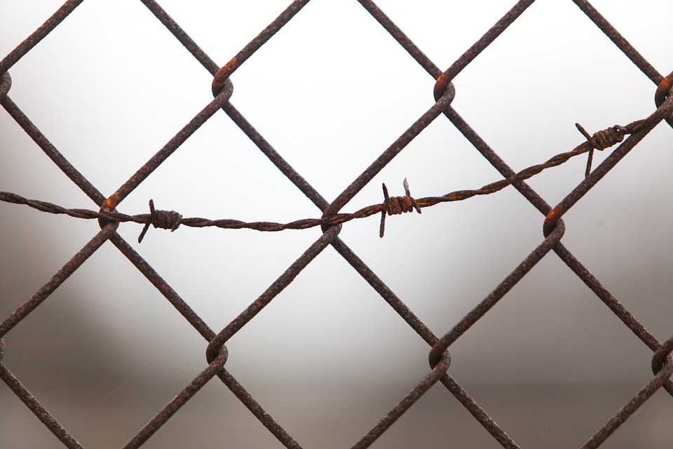 Seit mehr als einem Jahr zeigt der Chainlink (LINK) Kurs kaum Bewegung. Dieses ungewöhnliche Merkmal hat die Aufmerksamkeit der Marktanalysten auf sich gezogen. Während einige Investoren davon abgeschreckt werden, sehen andere dies als potenzielle Akkumulationsphase. Trotz des flachen Kurses gibt es Anzeichen für Aktivität auf dem Markt. Das Handelsvolumen von LINK ist in letzter Zeit gestiegen, was auf ein gesteigertes Interesse der Trader und Marktteilnehmer hindeuten könnte. Dies wirft die Frage auf, ob dies ein Zeichen für eine größere Beteiligung am Chainlink-Handel ist. Neben den steigenden Handelsvolumina nimmt auch die Anzahl der Wal-Transaktionen in Bezug auf LINK zu. In der …