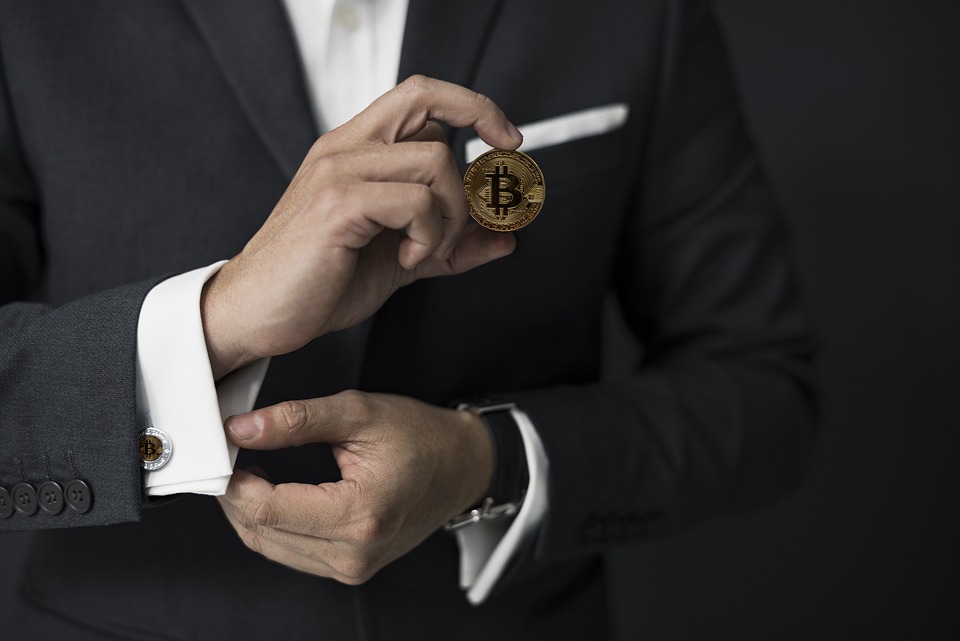 Ein US-Bezirksgericht hat eine Gruppe von Anlegern im Rahmen einer Wertpapierklage gegen das bekannte Kryptowährungsunternehmen Ripple Labs Inc. den Status einer Sammelklägergruppe zuerkannt. Richterin Phyllis J. Hamilton hat bestätigt, dass die Gruppe alle notwendigen Voraussetzungen für die Zertifizierung erfüllt, so dass der Prozess fortgesetzt werden kann. Der Hintergrund der Klage besteht darin, dass Ripple Labs durch den Verkauf des virtuellen Tokens XRP Hunderte von Millionen Dollar von Kleinanlegern eingenommen hat und dabei gegen die Wertpapiergesetze des Bundes und der Länder verstoßen haben soll. Die Kläger behaupten, dass XRP als unregistriertes Wertpapier betrachtet werden sollte. Die Klage richtet sich gegen Ripple …