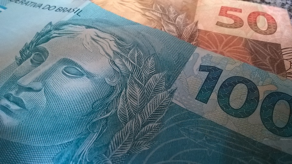 Dezentrale Finanzen (DeFi) haben in den letzten Jahren stark an Bedeutung gewonnen und die Finanzlandschaft mit ihrem Versprechen von Transparenz und Autonomie revolutioniert. Der jüngste Prozess gegen einen New Yorker Programmierer, der beschuldigt wird, durch das Ausnutzen von Schwachstellen in einer DeFi-Plattform Millionen von Dollar in Kryptowährungen gestohlen zu haben, wirft jedoch entscheidende Fragen zu der weit verbreiteten Vorstellung “Code is Law” auf. Dieser Artikel untersucht den Fall, seine Auswirkungen auf das DeFi-Ökosystem und die wachsende Rolle der Rechtsaufsicht in dezentralen Systemen. In einem bahnbrechenden Fall hat die Staatsanwaltschaft der Vereinigten Staaten Anklage gegen den 34-jährigen Programmierer Shakeeb Ahmed erhoben, …
