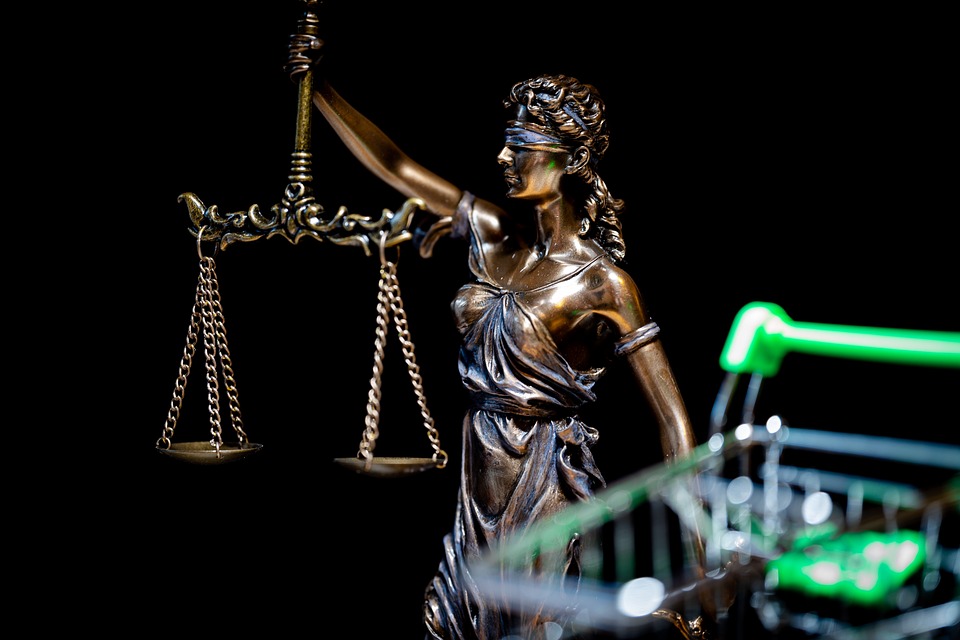 Die US-Börsenaufsichtsbehörde (SEC) hat eine Rechnungslegungsvorschrift namens Staff Accounting Bulletin No. 121 (SAB 121) eingeführt, die es US-Banken erschwert, Bitcoin und andere Kryptowährungen zu halten. Dies wurde von Matt Walsh, Partner von Castle Island Ventures, über Twitter enthüllt. Walsh behauptet, dass Gary Gensler, der Leiter der SEC, diese Regel benutzt, um die SEC in eine Leistungsregulierungsbehörde zu verwandeln und große Banken daran zu hindern, Kryptowährungen in den USA anzufassen. SAB 121, das seit dem 31. März 2022 in Kraft ist, betrifft Unternehmen, die Finanzinformationen gemäß den US-amerikanischen Generally Accepted Accounting Principles (GAAP) oder den International Financial Reporting Standards (IFRS) bei …