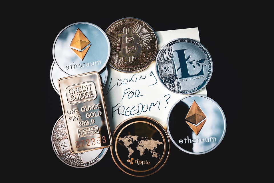 Ethereum, die zweitgrößte Kryptowährung nach Marktkapitalisierung, verzeichnete im letzten Quartal einen signifikanten Anstieg der Einnahmen. Laut der Ethereum Gewinn- und Verlustrechnung stiegen die Gesamtgebühren um 56% und die Bruttogewinnmarge erreichte beeindruckende 84%. Trotz des Umsatzwachstums gab es jedoch einen leichten Rückgang der Aktivität im Ethereum-Protokoll. Im Vergleich zum Vorjahr ging die Anzahl der täglich aktiven Nutzer (DAU) um 3% zurück, während es im Vergleich zum Vorquartal einen Rückgang von 4% gab. Die durchschnittliche Anzahl der täglichen Transaktionen sank um 4% im Jahresvergleich und um 1% im Quartalsvergleich. Dennoch erlebte das gesamte Ethereum-Ökosystem ein deutliches Wachstum bei den DAUs, die sich …