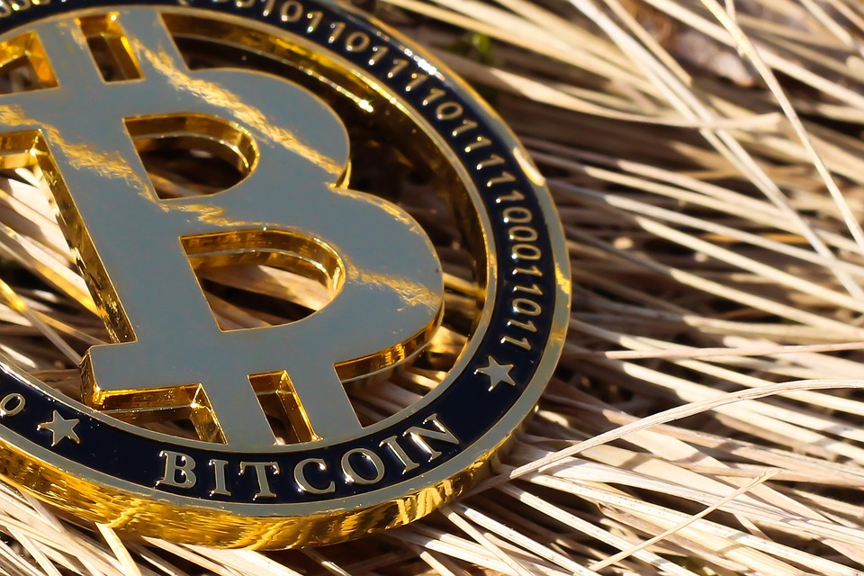 Entwendete Do Kwon schon wieder Millionen US-Dollar in Bitcoin? Die südkoreanischen Medien sind alarmiert: Terra-Gründer Do Kwon soll erneut Millionen US-Dollar in Bitcoin entwendet haben. Dieses Mal handelt es sich um eine beträchtliche Summe von 5.292 BTC, die bereits 2022 der Luna Foundation Guard (LFG) gehörte. Die LFG wurde als gemeinnützige Organisation gegründet, um das Terra-Ökosystem zu stärken. Sie verwaltete eine große Reserve, wobei der Hauptteil in Bitcoin angelegt wurde. Die Reserve sollte eigentlich zehn Milliarden US-Dollar wert sein. Doch nachdem die Kryptowährung Terra im Mai 2022 zusammenbrach, musste ein Großteil der Reserve verkauft werden, um den Kollaps des Ökosystems …