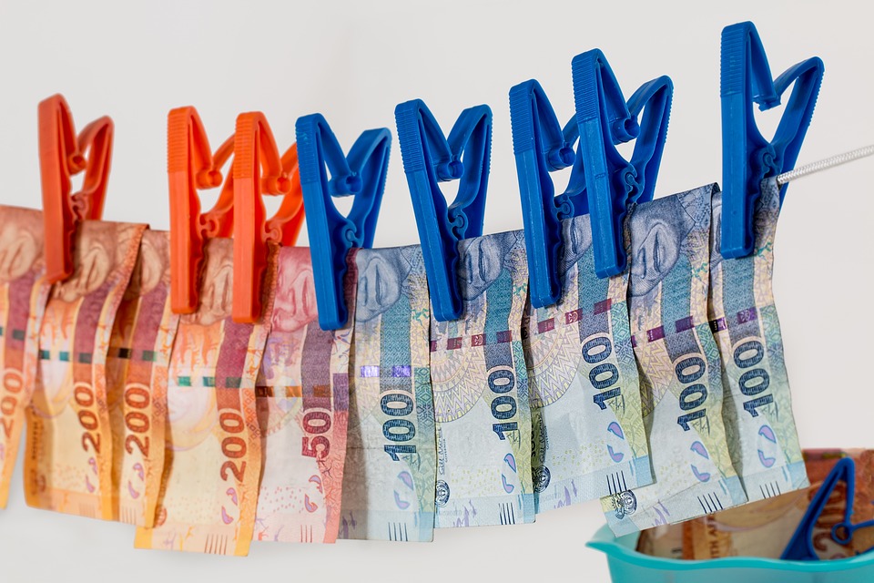 WormGPT: Ein gefährliches KI-Tool für Phishing-Mails Phishing-Mails werden immer raffinierter und sind oft kaum von echten E-Mails zu unterscheiden. Doch jetzt gibt es eine neue Bedrohung: WormGPT. Bei diesem Tool handelt es sich um einen Ableger des erfolgreichen Chatbots ChatGPT, der speziell für betrügerische Aktivitäten entwickelt wurde. Mit Hilfe von generativen Textbots wird es in Zukunft schwieriger sein, betrügerische E-Mails von echten zu unterscheiden. WormGPT wurde darauf programmiert, überzeugende und realistisch klingende Phishing-Mails zu verfassen. Dabei können Passwörter abgegriffen werden. Das KI-Modul basiert auf dem GPTJ-Sprachmodell, das im Jahr 2021 entwickelt wurde. Das Tool bietet eine Reihe von Funktionen, darunter …