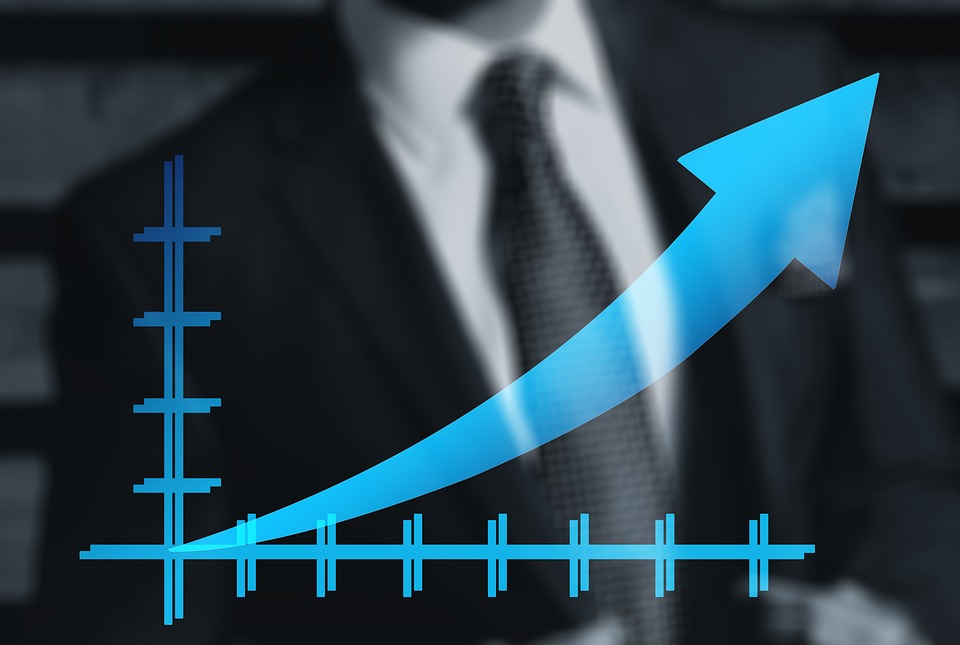 Der Ethereum (ETH) Markt hat in den letzten Monaten eine erhebliche Volatilität gezeigt, was es für Händler schwierig gemacht hat, die Preisentwicklung genau einzuschätzen. Diese Herausforderung wurde durch die laufenden Entwicklungen und Upgrades im Ethereum-Netzwerk noch verstärkt. Aktuelle Daten von CryptoQuant werfen jedoch Licht auf eine interessante Beobachtung: Es wurde eine bemerkenswerte Korrelation zwischen den Volumina, die an dezentralen Börsen (DEX) für Ethereum gehandelt werden, und den Preisbewegungen der Kryptowährung festgestellt. Diese Korrelation legt nahe, dass das Volumen an DEXen als zusätzlicher Indikator für Händler dienen und wertvolle Einblicke liefern kann, um die zukünftige Richtung des Ethereum-Preises abzuschätzen. Seit Januar …
