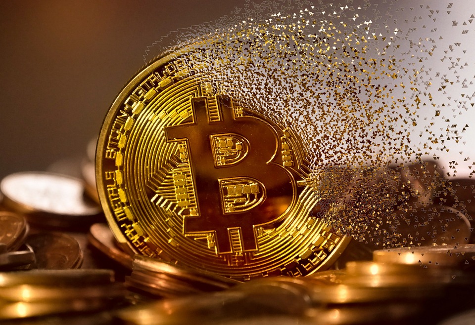 Huobi, eine der größten Kryptowährungsbörsen der Welt, kämpft nicht nur mit den Auswirkungen der Regulierungsoffensive, sondern auch mit einem schwindenden Krypto-Guthaben. Laut dem Kryptomarktexperten Willy Woo ist die Menge an Bitcoin (BTC) in den Wallets von Huobi von 410.000 BTC im Jahr 2020 auf derzeit nur noch 26.000 BTC gesunken. Auch die Guthaben bei Ethereum (ETH) und Tether (USDT) sollen laut Woo stagnieren. Die Regulierungskampagne der Securities and Exchange Commission (SEC) in den USA hat bereits zu einem Rückgang der Reserven bei verschiedenen Kryptowährungsbörsen geführt, nachdem Binance und Coinbase mit Klagen konfrontiert wurden. Coinphony berichtete, dass mehr als 2 Milliarden …