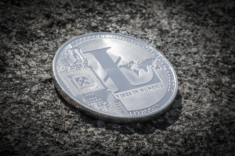 Litecoin (LTC) ist derzeit der schwächste Top-10-Coin auf dem Markt und verzeichnet Verluste von über 1%. Die Marktkapitalisierung beträgt derzeit 7,087 Milliarden $. In den letzten Wochen hat LTC Verluste von über 5% verzeichnet und befindet sich somit am Ende des Rankings. Die Frage ist, warum die Korrektur so stark ist und ob die Halving-Rallye bereits vorbei ist. Der aktuelle Litecoin Kurs weist moderate Verluste in einer Konsolidierungsphase auf. In den letzten zwei Wochen konnte LTC jedoch Gewinne von insgesamt 12% verzeichnen. Es zeigt sich, dass es sich um eine Gegenbewegung in der bullishen Kursentwicklung handelt. LTC bewegt sich in …