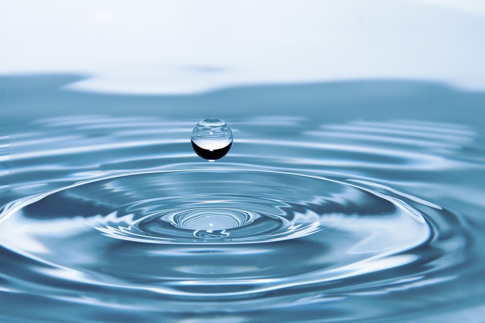 Ripple hat in einem wichtigen Gerichtsprozess gegen die SEC (Securities and Exchange Commission), die amerikanische Wertpapieraufsicht, einen Sieg errungen. Dieser Sieg bedeutet, dass XRP offiziell nicht mehr als Wertpapier betrachtet wird, zumindest nicht für die auf Börsen gehandelte Variante des Kryptowährungs-Token. Die Entscheidung hat zu einem starken Anstieg des XRP-Kurses geführt und zieht auch den Rest des Kryptomarktes nach oben. Doch was steckt hinter diesem Gerichtsprozess und warum ist er so bedeutend? Die SEC hatte Ripple im Dezember 2020 verklagt und behauptet, dass XRP als Wertpapier einzustufen sei und dass Ripple dieses Wertpapier illegal an Investoren verkauft habe. Ripple hingegen …