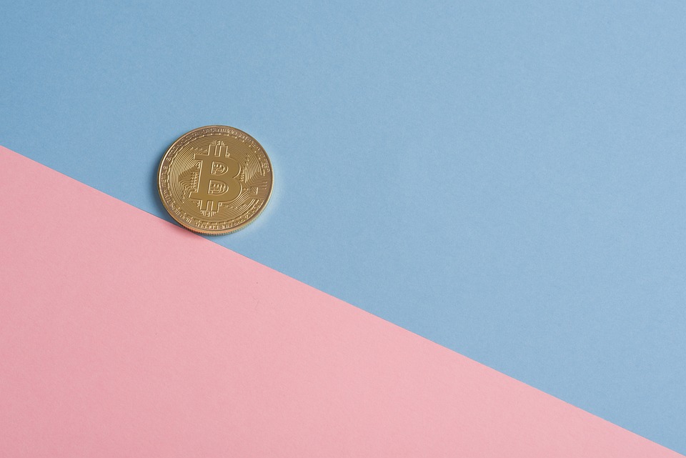 Die US-Börsenaufsicht SEC hat eine offizielle Kommentarphase zum Antrag von BlackRock auf einen Bitcoin ETF gestartet. Beobachter deuten dies als positives Zeichen dafür, dass die SEC möglicherweise erstmals die Genehmigung für einen solchen ETF erteilen könnte. In den USA wird seit Wochen darüber spekuliert, ob die SEC einen Bitcoin ETF zulassen wird. Bislang hat die Behörde alle Anträge abgelehnt, zuletzt Ende Juni. Dennoch geben namhafte Unternehmen wie BlackRock nicht auf und reichen zusätzliche Unterlagen ein, um ihre Bitcoin ETFs genehmigt zu bekommen. Besonders viel Aufmerksamkeit wird dabei BlackRock zuteil, da das Unternehmen bereits viele andere ETFs erfolgreich bei der SEC …