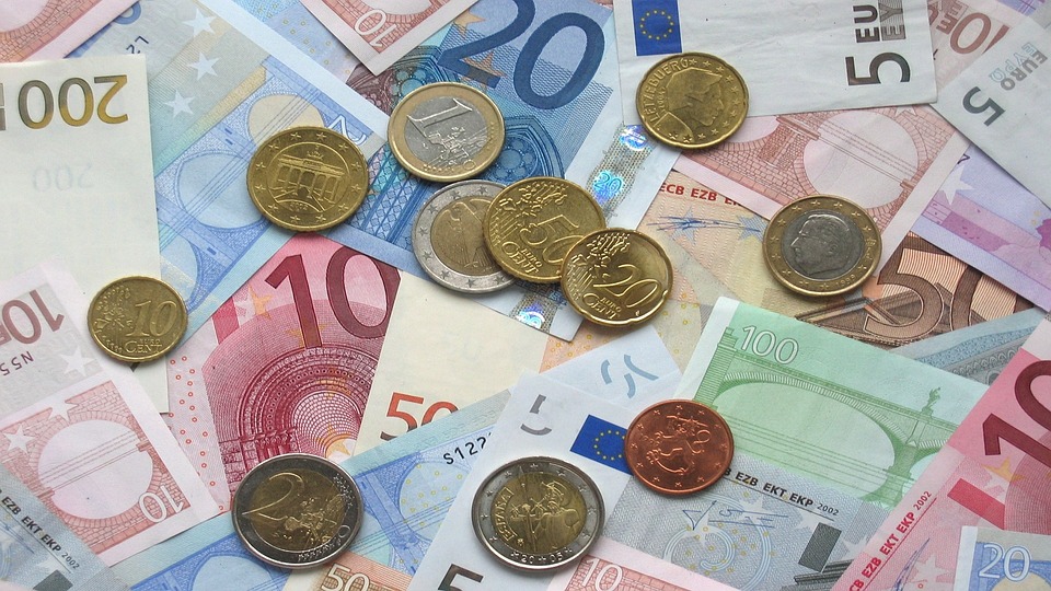 Solana (SOL) hat in den letzten Tagen eine kräftige Kurssteigerung verzeichnet und von dem Sieg von Ripple gegen die SEC profitiert. Der SOL Token, der in den vorangegangenen Monaten starke Verluste verzeichnen musste, konnte einen bedeutenden Anstieg verzeichnen. Doch wie sieht die Prognose für den Solana Kurs in den kommenden Monaten aus? Ende Juni lag der Solana Kurs unter 16 Dollar. Insbesondere der Krypto-Crash zu Beginn des Monats hatte dem SOL Kurs geschadet. Allerdings stieg der Kurs in den ersten Wochen im Juli wieder stark an. Mitte Juli erreichte der Kurs 22 Dollar. Nach dem Sieg von Ripple gegen die …