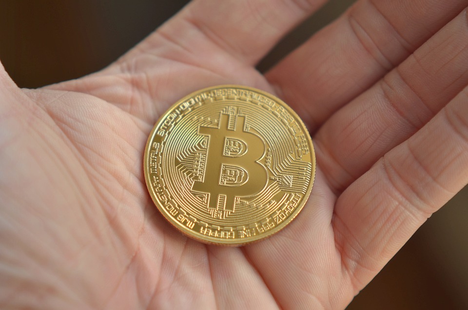 Gold stieg nach der ersten ETF-Genehmigung um 350 %; Könnte Bitcoin dasselbe tun? Die Krypto-Community wartete gespannt auf die mögliche Zulassung eines Spot-Bitcoin-Exchange-Traded-Fonds (ETF) und die Auswirkungen, die dies möglicherweise auf die BTC-Preise haben könnte. Enthusiasten glauben, dass eine solche Genehmigung die institutionelle Akzeptanz von Bitcoin fördern und zu einer erhöhten Liquidität und Marktbeteiligung führen würde. Ein Kryptomarkthändler äußerte sich zu den möglichen Auswirkungen einer Spot-Bitcoin-ETF-Zulassung auf den Preis und verglich sie mit der Rallye des Goldpreises nach der Zulassung des ersten Gold-ETF im Jahr 2004 in den USA. In einem Tweet vom 12. Juli veröffentlichte Ash-Krypto ein Diagramm, das …