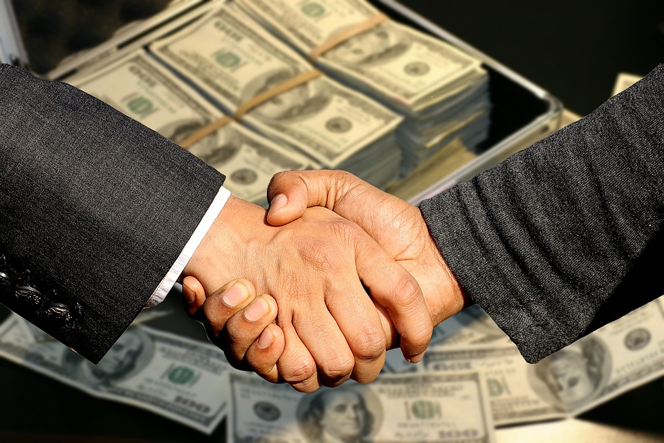 Stellar (XLM) und XRP setzen ihren Aufwärtstrend trotz des schwankenden Bitcoin-Preises fort. Insbesondere Stellar hat sich in den letzten Tagen als Top-Gewinner behauptet und einen beeindruckenden Anstieg von 43,29% in dieser Woche verzeichnet. Innerhalb der letzten 24 Stunden konnte Stellar seinen Wert um beachtliche 8,79% steigern. Einer der Hauptgründe für den aktuellen Erfolg von Stellar sind die eindrucksvollen Entwicklungen im Projekt-Ökosystem. Durch die Partnerschaft mit MoneyGram sowie der HoneyCoin-App können digitale Vermögenswerte in verschiedenen Ländern wie Nigeria, Ghana, Tansania, Kenia, Uganda und Großbritannien mittels USDC grenzüberschreitend ausgezahlt werden. Zudem bietet die Zusammenarbeit von Stellar und Fonbnk Zahlungslösungen für Menschen ohne …
